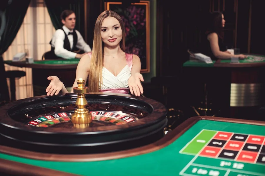 Tampilan dealer dan meja permainan kasino live